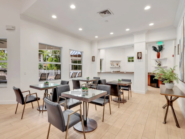 Spacious 3-Bedroom Condo in Naples - Renovated Resort-Style Amenities